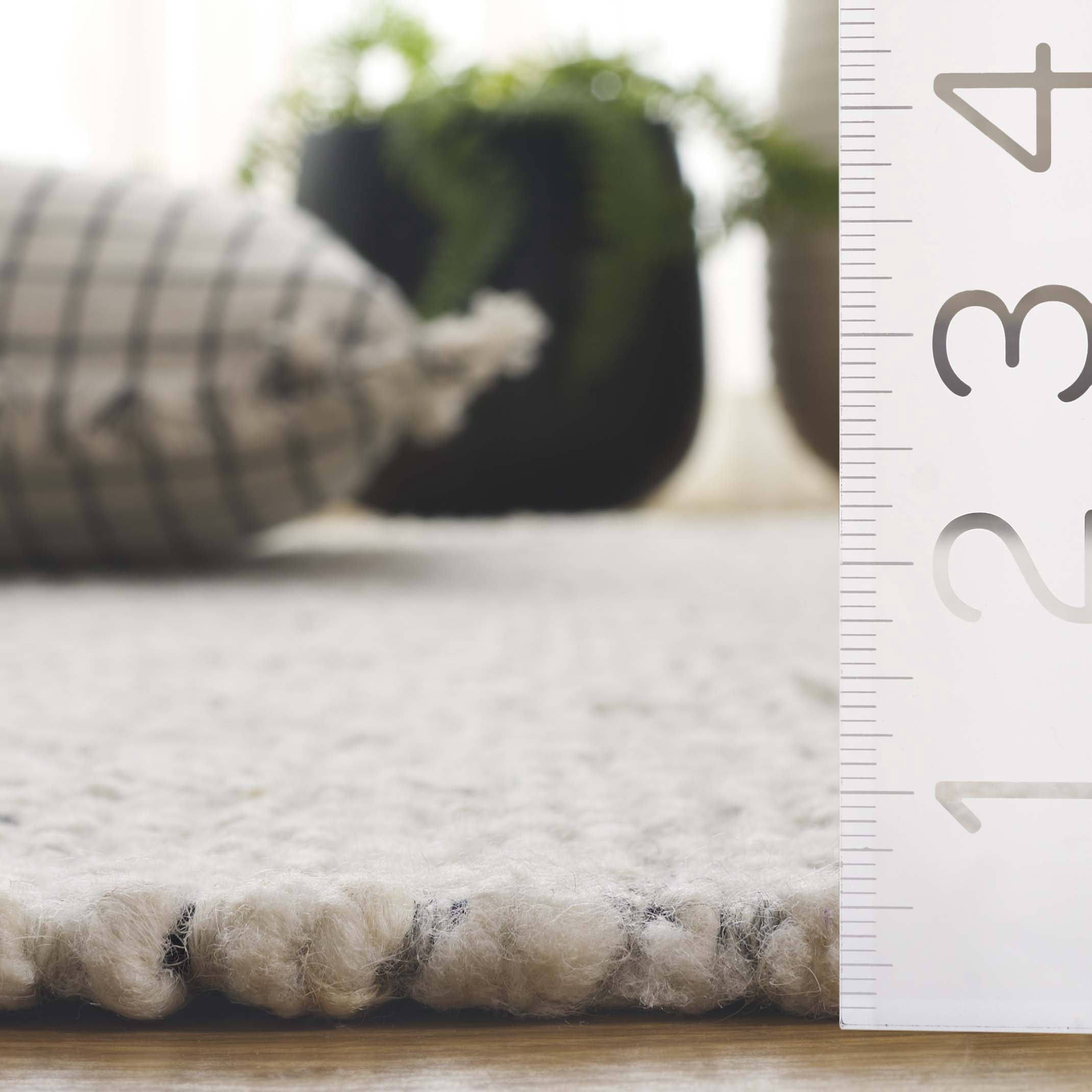 Safavieh Manhattan Galena Distressed Area Rug, Ivory/Black, 9' x 12'