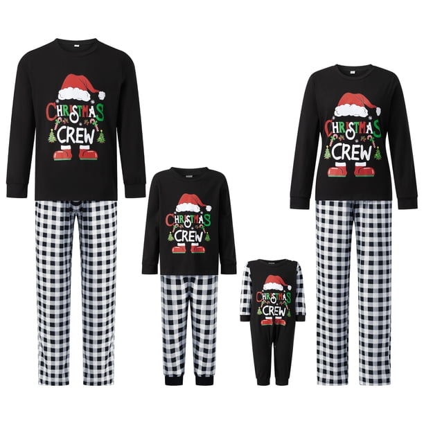Conjunto de pijamas navideños familiares a juego: camisetas con estampado de letras y pantalones a cuadros. Pijamas de vacaciones para papá, mamá e hijos.
