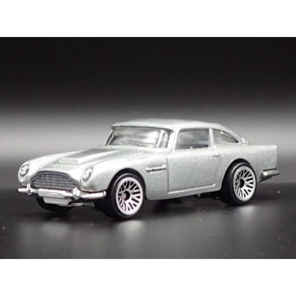 Open Box 1963-1965 ASTON MARTIN DB5 SILVER 1/64 SCALE COLLECTIBLE DIECAST MODEL CAR