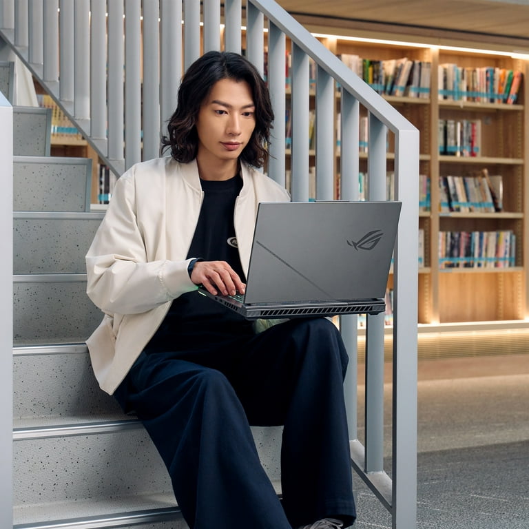 a gamer uses Asus ROG Strix G16 Ultra 9 RTX 5080