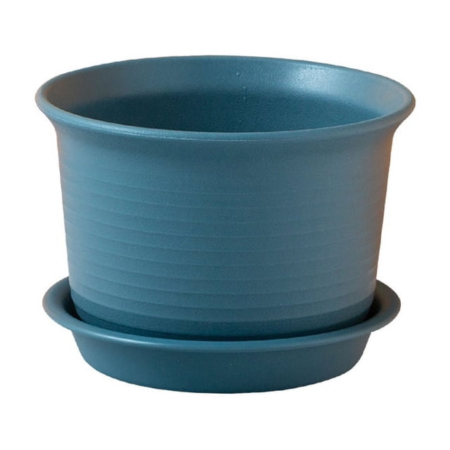 zhuge 1 maceta de plástico gruesa anticaídas, resistente al sol, específica para balcones, con bandeja para macetas, tamaño grande 7,09 x 5,12 pulgadas Vista frontal centrada de maceta azul grande de plástico con silueta cónica y borde enrollado, líneas horizontales texturizadas, bandeja inferior a juego y equipada con orificios de drenaje; adecuada para suculentas, hierbas y cultivo en balcones o interiores, también usada para organizar plantas en ventanas o estanterías.
