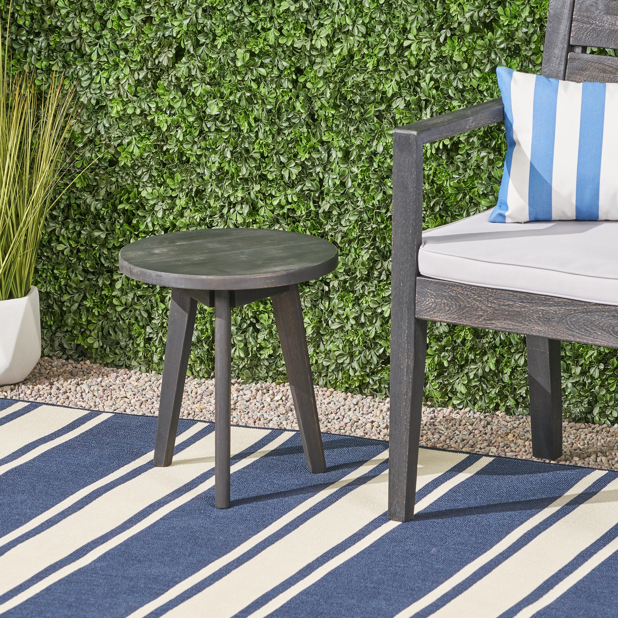Handcrafted Round Acacia Wood Tripod Side Table, 3‑Leg Mod‑Style Outdoor End Table with 50 LB Weight Capacity for Patio Deck Backyard