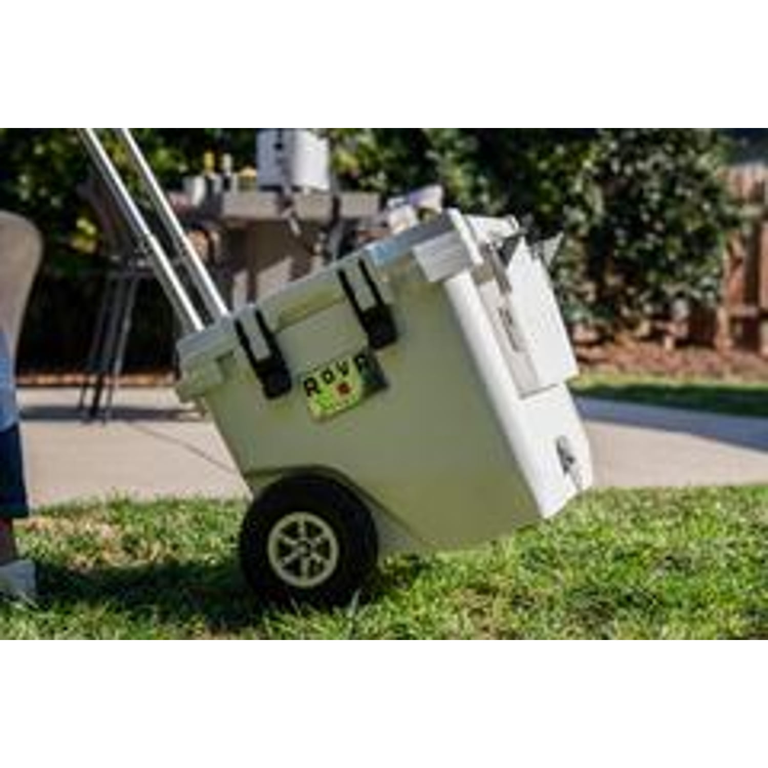 Glacière rigide à roulettes RovR RollR 45 pintes avec poignée télescopique (POUDRE)