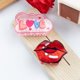 thumbnail image 1 of Fiudx Pinza para El Pelo con Forma de Corazón para San Valentín, Diseño Romántico En Rojo y Rosa, Ligera y Cómoda, Ideal para Parejas, Uso Diario y Fiestas. Tamaño: 8 X 4,5 X 4,3 Cm., 1 of 7