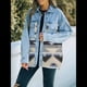 thumbnail image 4 of Chaqueta Vaquera de Larga con Solapa Holgada y Parches para Mujer, Estilo Retro con Borde Sin Rematar, de Medio. Azul M, 4 of 7