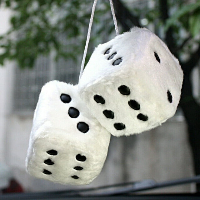 Colgante de coche con forma de dado de peluche para colgar en el espejo retrovisor del automóvil.