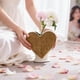 thumbnail image 1 of Jarrón de cerámica en forma de corazón | Adorno decorativo blanco para San Valentín | Decoración del hogar de 14 cm para flores o plantas artificiales, 1 of 7