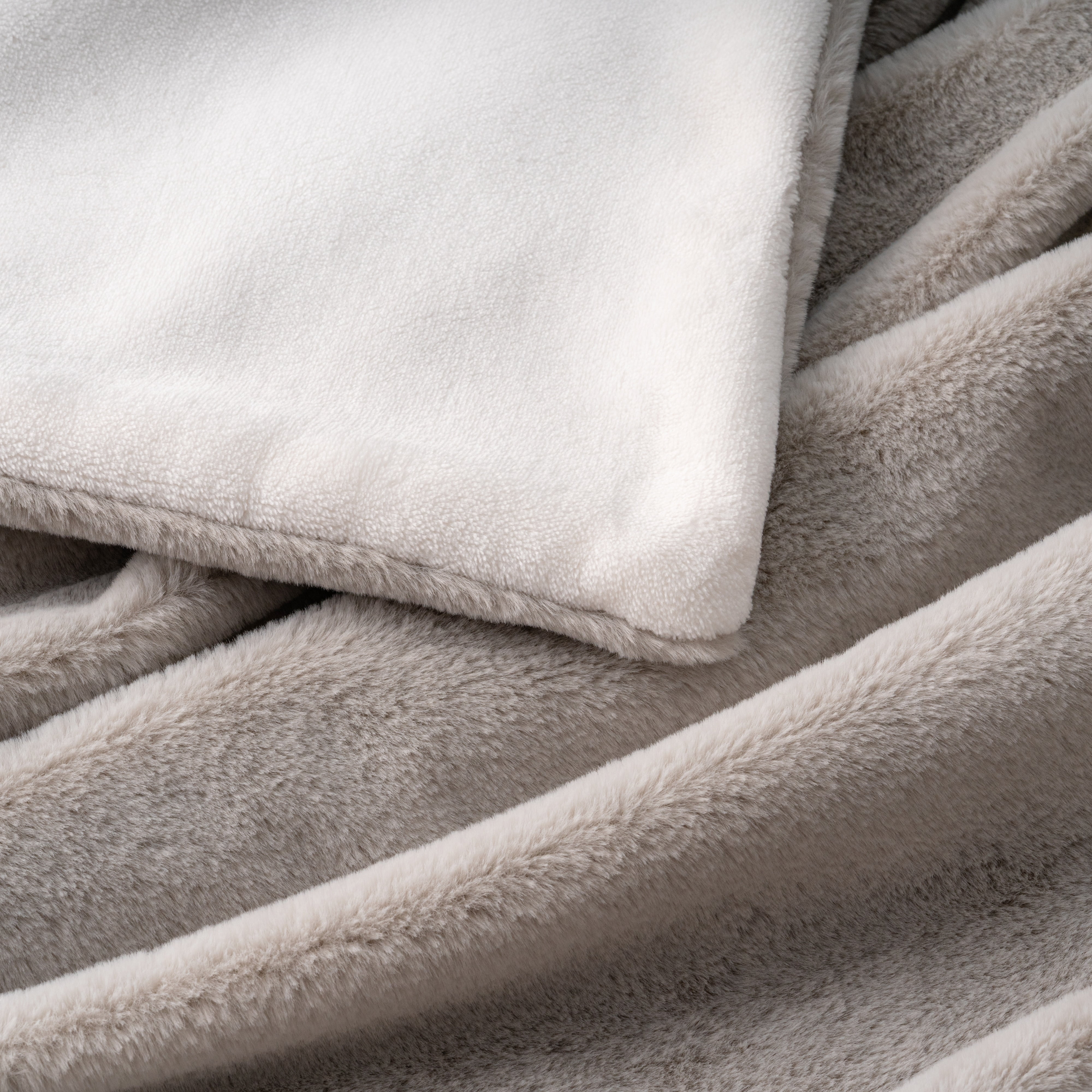 Mellowdy Faux Rabbit Fur Throw Blanket (Milky White, 50x60 inches) - Luxury, Silky, Fluffy Throw