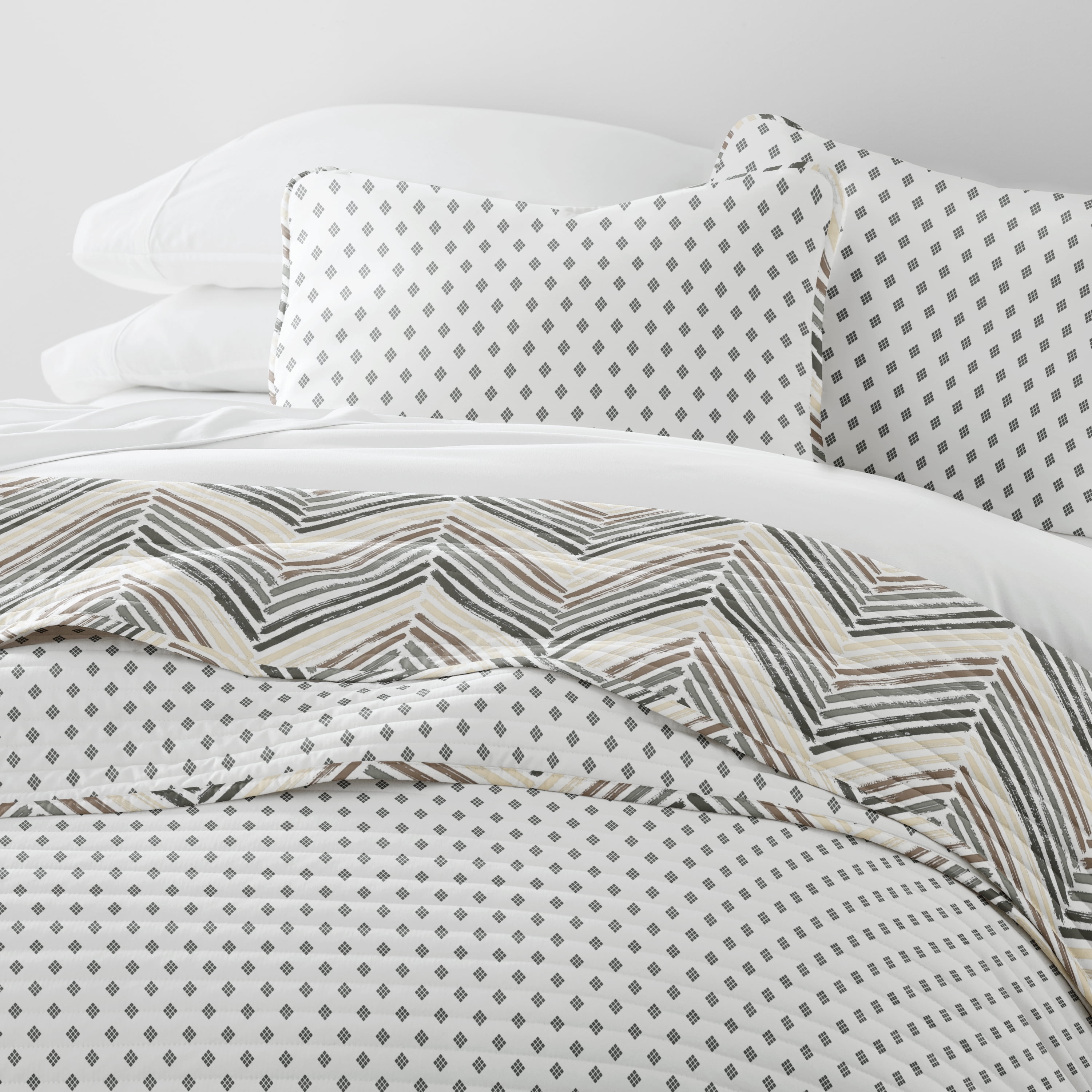 Lightweight Reversible Quilt Sets in Light Gray Painted Chevron Stitched Coverlet for Full/Queen Size Beds by Comfort Canopy