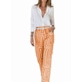 thumbnail image 3 of Conjunto de Dos Piezas para Mujer, con Estampado Geométrico, Pantalones de Cintura Alta y Camisa Sencilla. Color Naranja M, 3 of 7