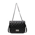 thumbnail image 1 of Bolso cuadrado de diseño de nicho para mujer, nuevo estilo 2025, estilo universitario, de charol, pequeño, con fragancia, estilo moderno, bolso de cadena., 1 of 5