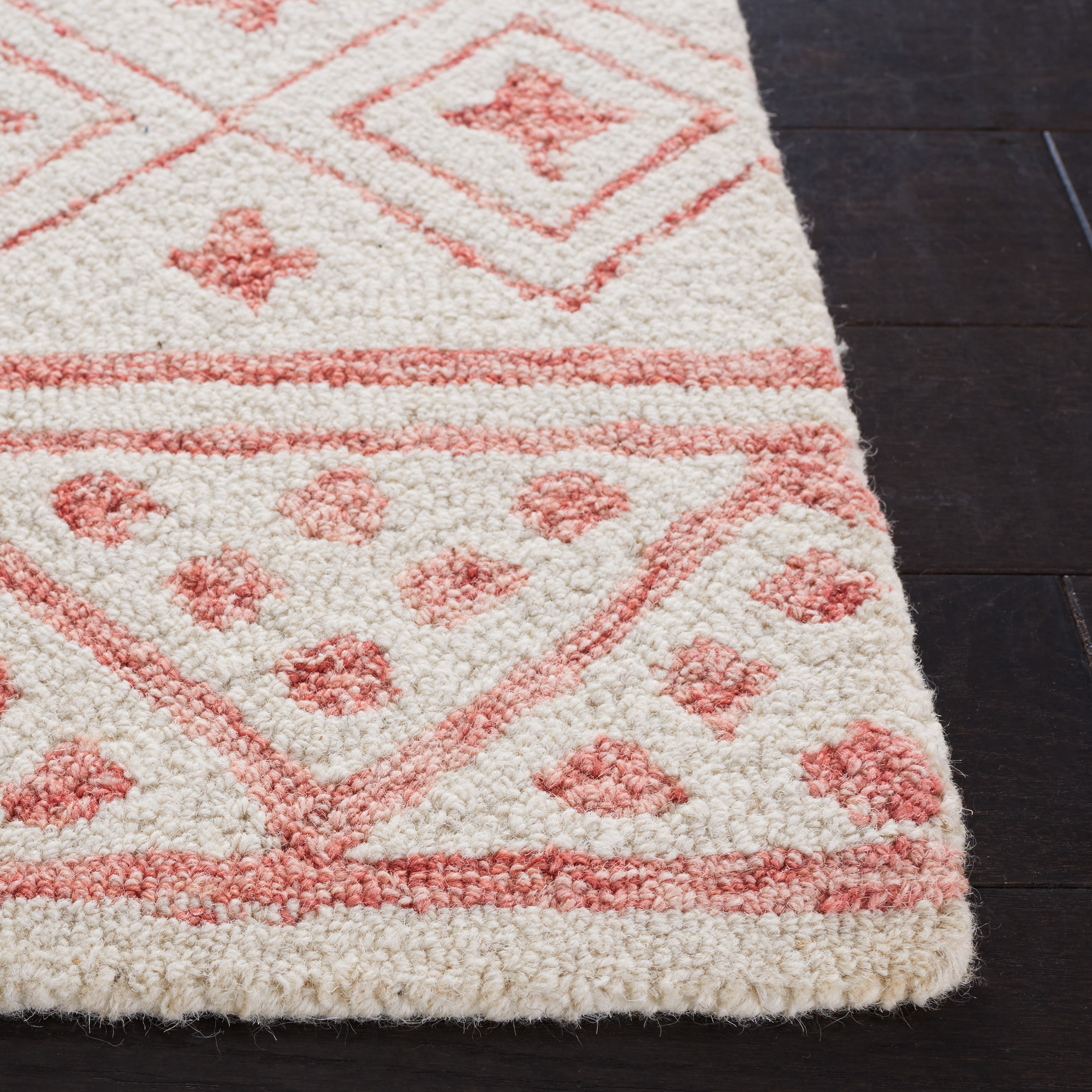 SAFAVIEH Metro Beaumont Southwestern Area Rug, Ivory/Pink, 4' x 6'