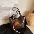 thumbnail image 3 of Bolso de hombro retro para desplazamientos, ligero, de lujo, de gran capacidad, con diseño de nicho, moderno, para llevar debajo del brazo, 2025, 3 of 5