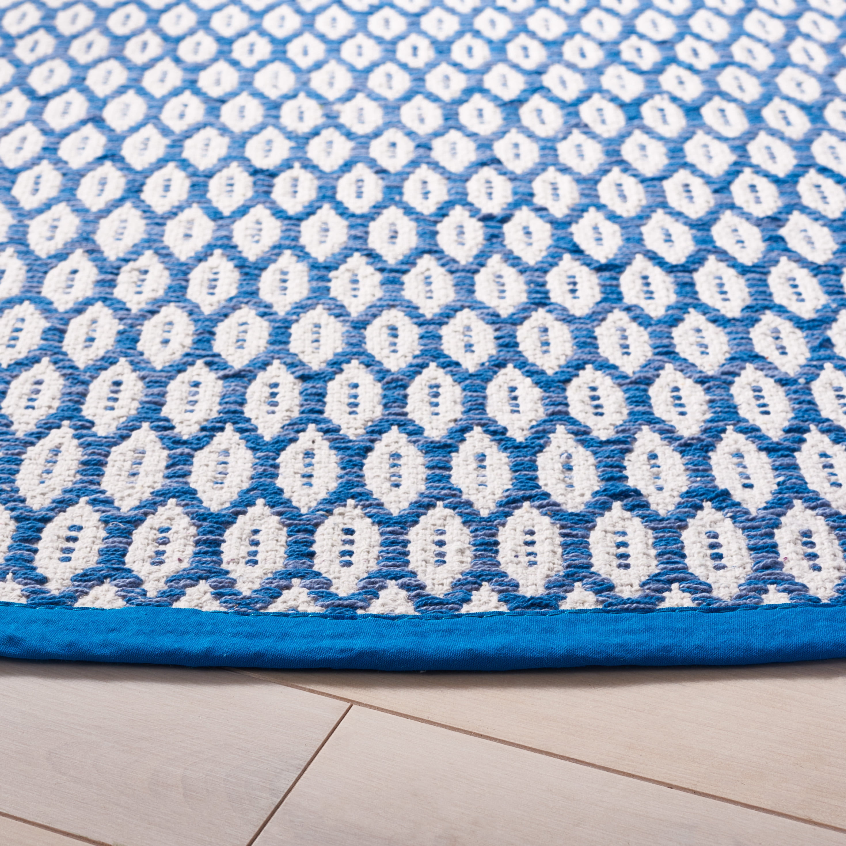 SAFAVIEH Montauk Crystal Geometric Cotton Area Rug, Blue/Ivory, 6' x 6' Round