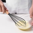 thumbnail image 4 of Juego de 2 utensilios de silicona antiadherentes con mangos de madera redondeados para cocinar y hornear, 4 of 5