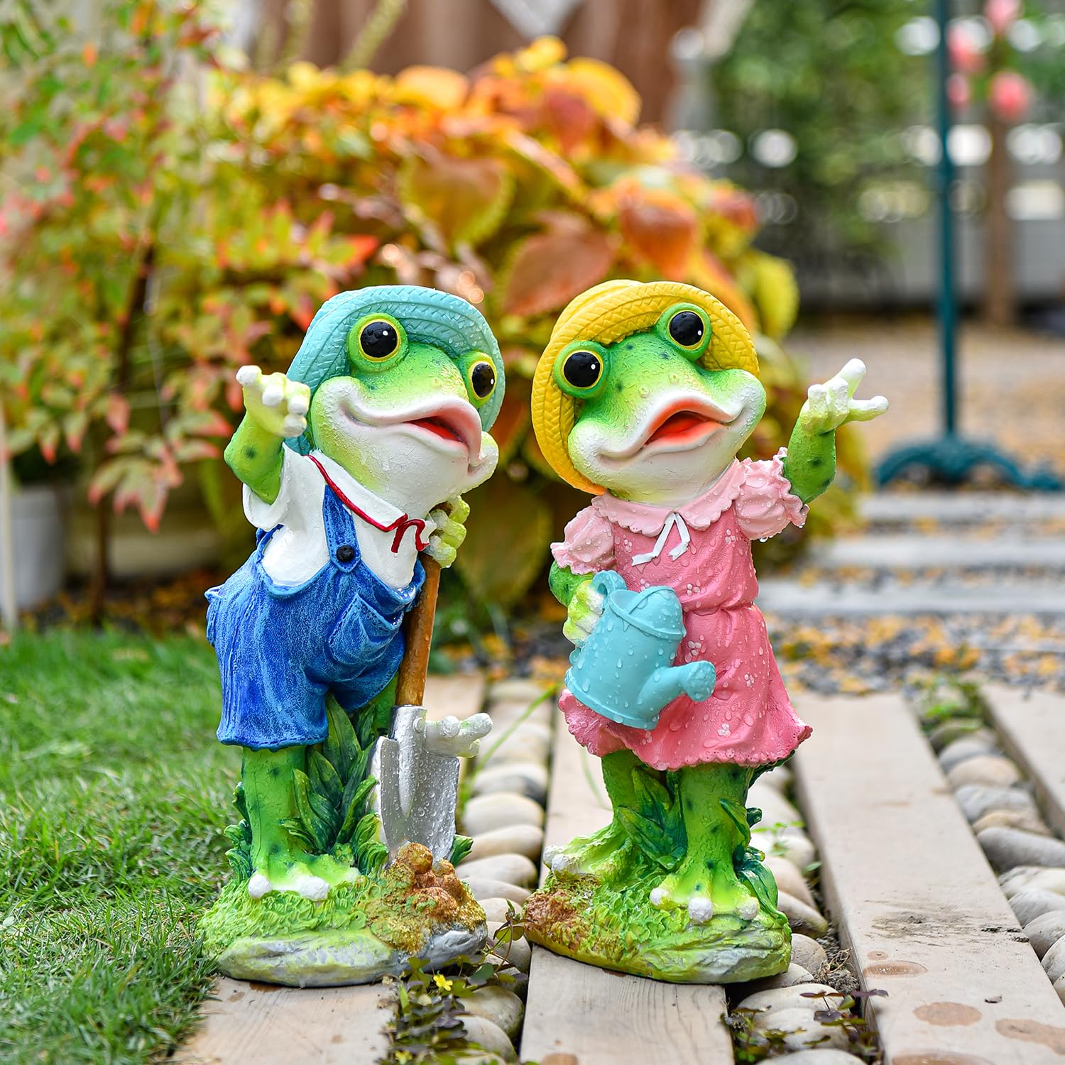 Sungmor Frog Garden Statue Outdoor Decor, Resin Hard-Working Frog Holding Watering Can Figurine, Funny Frog Couple Statues for Yard Porch Lawn Decoration, Home Office Frog Ornaments