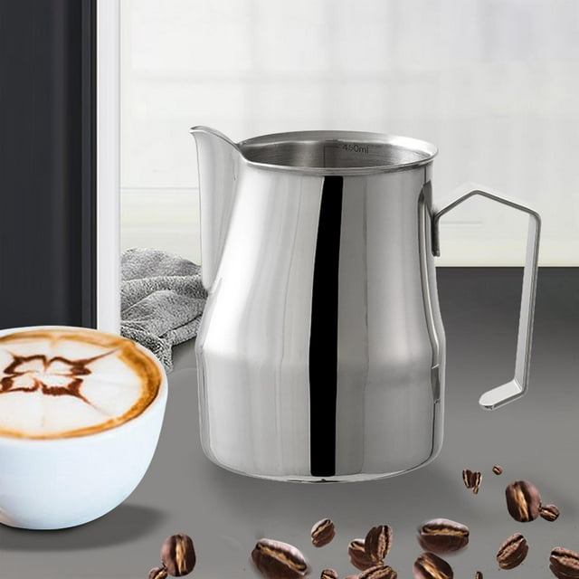 jarra para espumar leche de acero inoxidable latte art 500 ml plata — Vista frontal centrada de una jarra de 500 ml con pico largo para vertido preciso, mango ergonómico abierto, interior con escala visible y cuerpo de acero inoxidable pulido sobre encimera. A menudo usada también para preparar chocolate caliente.