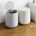 thumbnail image 2 of Cubo de basura de plástico redondo pequeño, papelera, contenedor de basura con tapa abatible, cubo de basura para baños, cocinas, 2 of 5