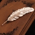 thumbnail image 2 of Broche de la Vendimia Hugo de Plumas Doradas para Hombre, 2 of 7