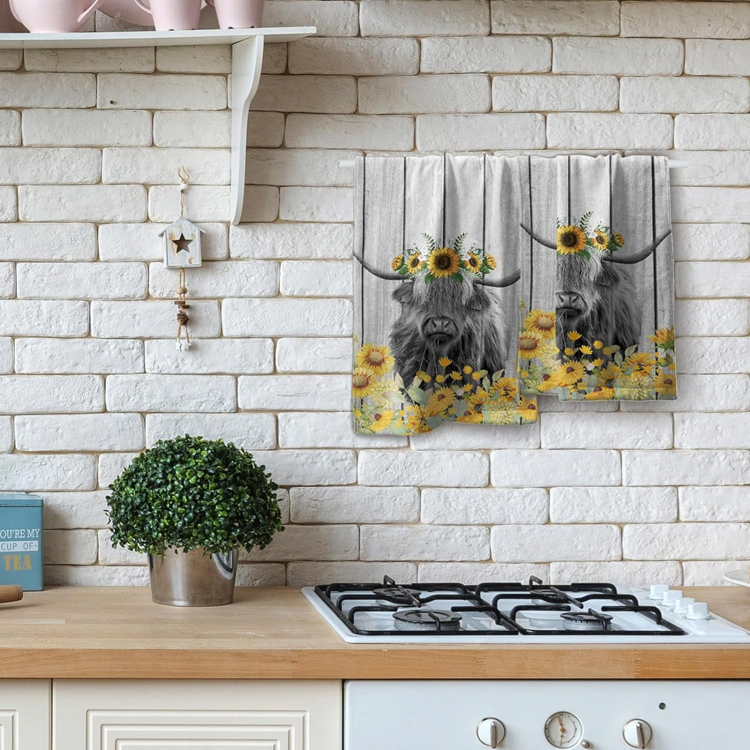 Highland Cow Hand Towels Set of 2 Yellow Daisy Soft Absorbent Kitchen Fingertip Towels Decorative Bathroom Towels for Face Guest Gym