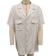 thumbnail image 1 of Camisa de manga corta para hombre Bolsillos en el busto Cuello vuelto Cierre de botón Color puro Blusa informal de verano Beige M, 1 of 3