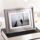 thumbnail image 1 of Mesa con marco de fotos de alta gama, marco de fotos para montar en la pared A4 de 6/7/8/10 pulgadas, decoración elegante para fotos, marco de exhibición moderno para el hogar, la oficina o la, 1 of 8