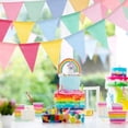 thumbnail image 2 of Anima tu evento con banderas de tela triangulares. La distancia entre pancartas es personalizable y garantiza una combinación perfecta. Son reutilizables para celebraciones infinitas., 2 of 5