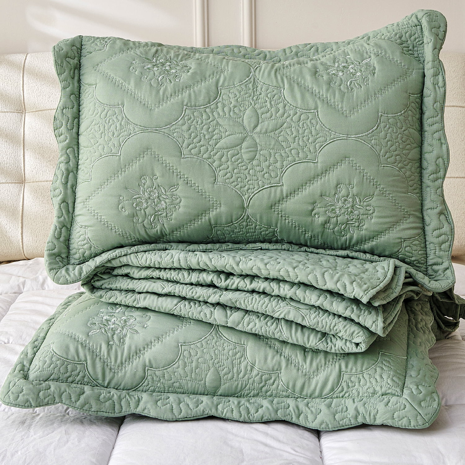 Evenhug Floral Embroidery Quilt Set,3-Piece King Diamond Floral Pattern Bedding Set,Soft Lightweight Bedspread for All Season(Green,102"x90")