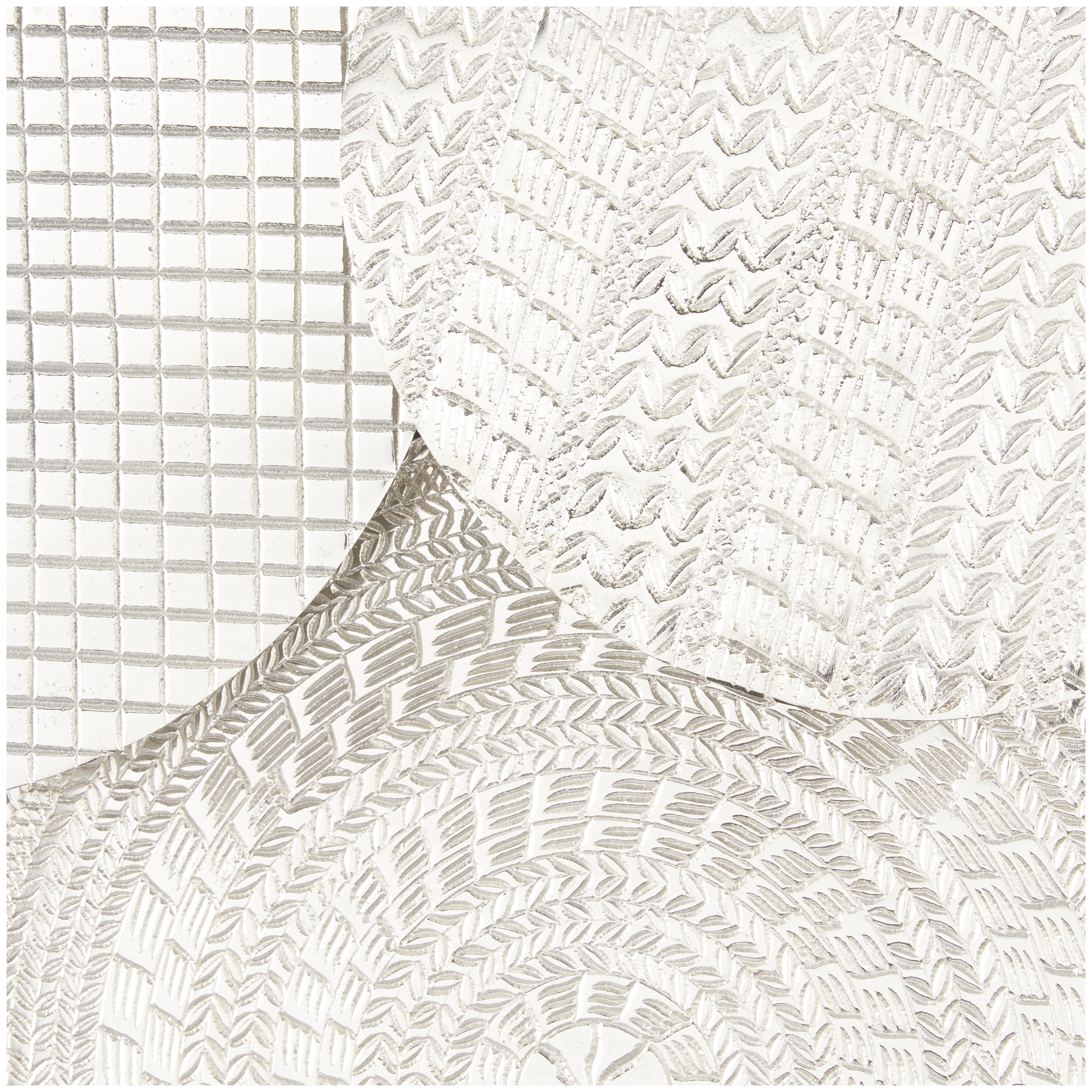 DecMode Silver Aluminum Plate Wall Decor with Textured Pattern