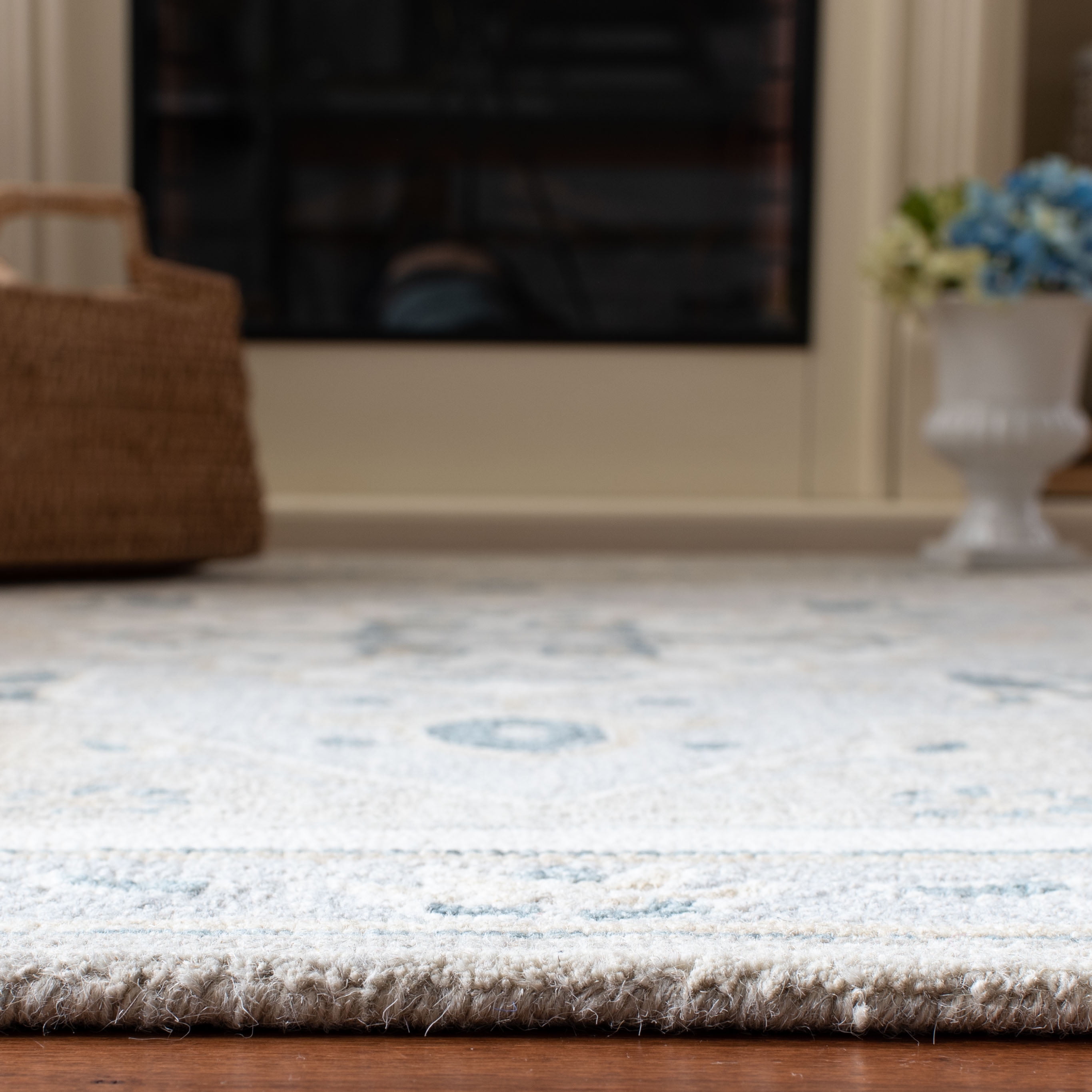 SAFAVIEH Micro-Loop Emilija Oriental Area Rug, Light Grey/Ivory, 7' x 7' Square