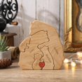 thumbnail image 4 of Adorno de Oso de Madera Personalizado XINYU Escultura de Oso con 2 a 8 Nombres de Familia, 4 of 7