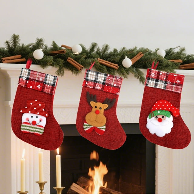 Calcetines Navideños con Bolitas de Terciopelo | Adornos de Tela Multicolor | 17 X 12 X 1 Cm | Decoraciones Navideñas de Invierno