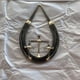 thumbnail image 1 of Decoración de pared con forma de herradura, letrero de metal para colgar en la pared, escultura artística para decoración de pared, jardín y exterior, 1 of 6