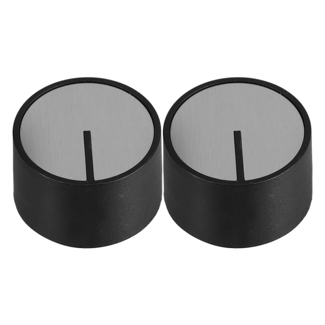 2 perillas universales de repuesto para estufas de gas, juego de dos; perillas negras con cara plateada cepillada y marcador central (0 grados), aprox. 3.9×2.4 cm, cuerpo de plástico ABS resistente al calor, vista frontal en 3/4 mostrando ranura indicadora; aptas para reemplazo sencillo de quemadores y compatibles con varios modelos de cocina; a menudo usadas también como repuesto portátil para cocinas de viaje.