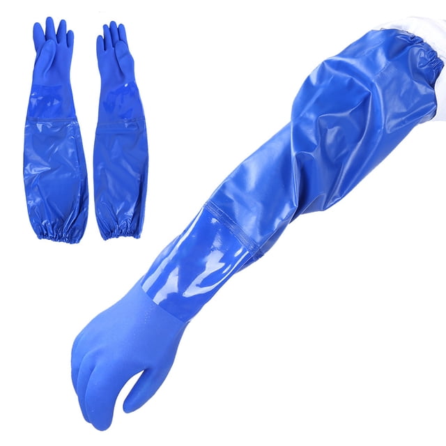 manga resistente a productos químicos, guantes de manga larga antiquímicos resistentes a productos químicos protección de manos de trabajo instalación sin esfuerzo guantes azules de PVC, vista centrada con un par al fondo y un guante extendido en primer plano que muestra la longitud aprox. de 62 cm (24.4 in), grosor aprox. 1.3 mm, puño elástico y acabado liso brillante; indicados para manejo de ácidos, álcalis y aceite y a menudo usados para tareas de limpieza industrial.
