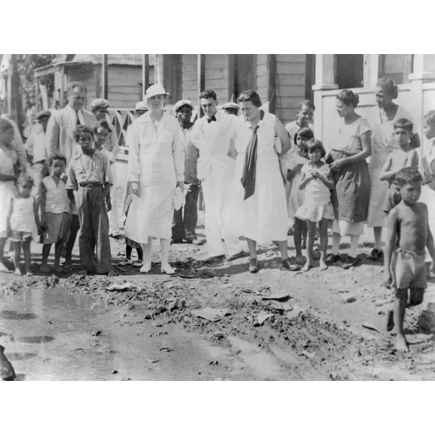 Eleanor Roosevelt And Journalist Lorena Hickok In Puerto Rico Mar 7 History 24 X 18 Walmart Com Walmart Com