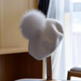 thumbnail image 1 of Gorro de boina TUNC con pompón de piel de zorro real blanco, 1 of 4