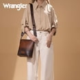 thumbnail image 2 of Bandolera Wrangler de piel vegana marrón para mujer, 2 of 8
