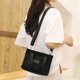 thumbnail image 4 of Bolso Bandolera de Nailon de Gran Capacidad para Mujer, Ideal para Actividades Al Aire Libre., 4 of 7