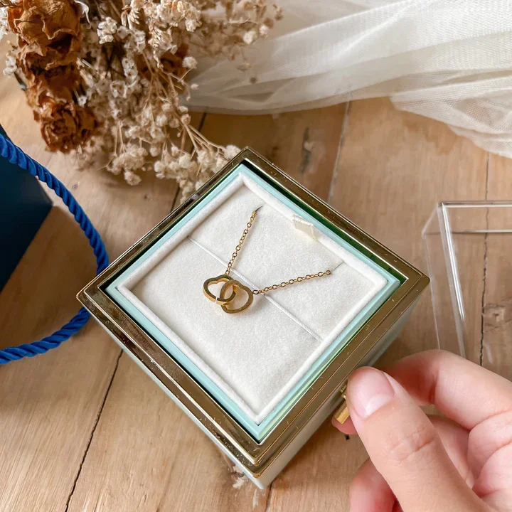 Spin Rosa - Eternally Preserved Rotating Rose Box - W/ Engraved Heart  Necklace