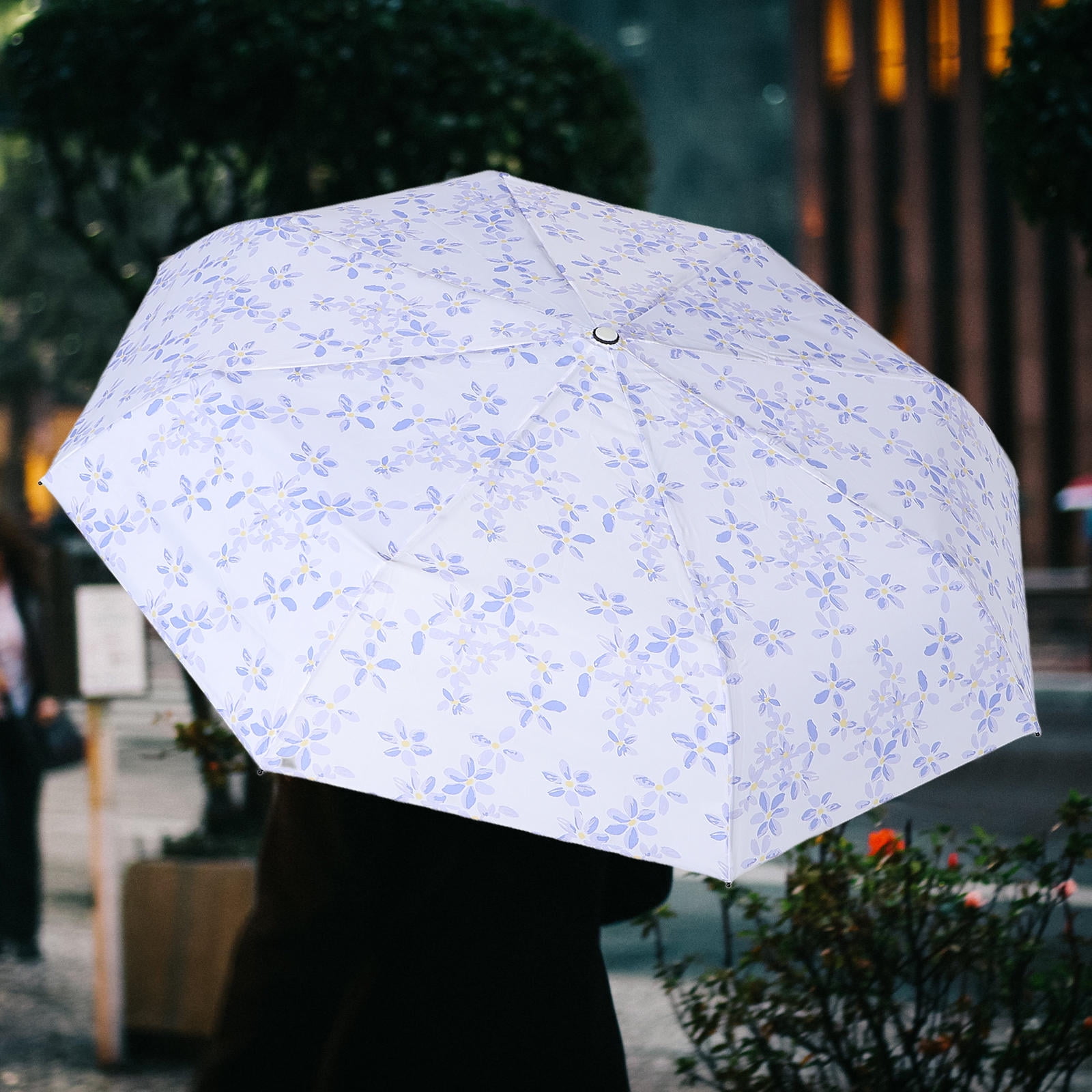 Homoyoyo Compact Violet Floral Umbrella with Wooden Handle, Lightweight Travel Canopy for Outdoor Use and Daily Rain