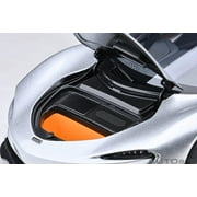 McLaren Speedtail Supernova Silver Metallic with Black Top and Suitcase Accessories 1/18 Model Car by Autoart