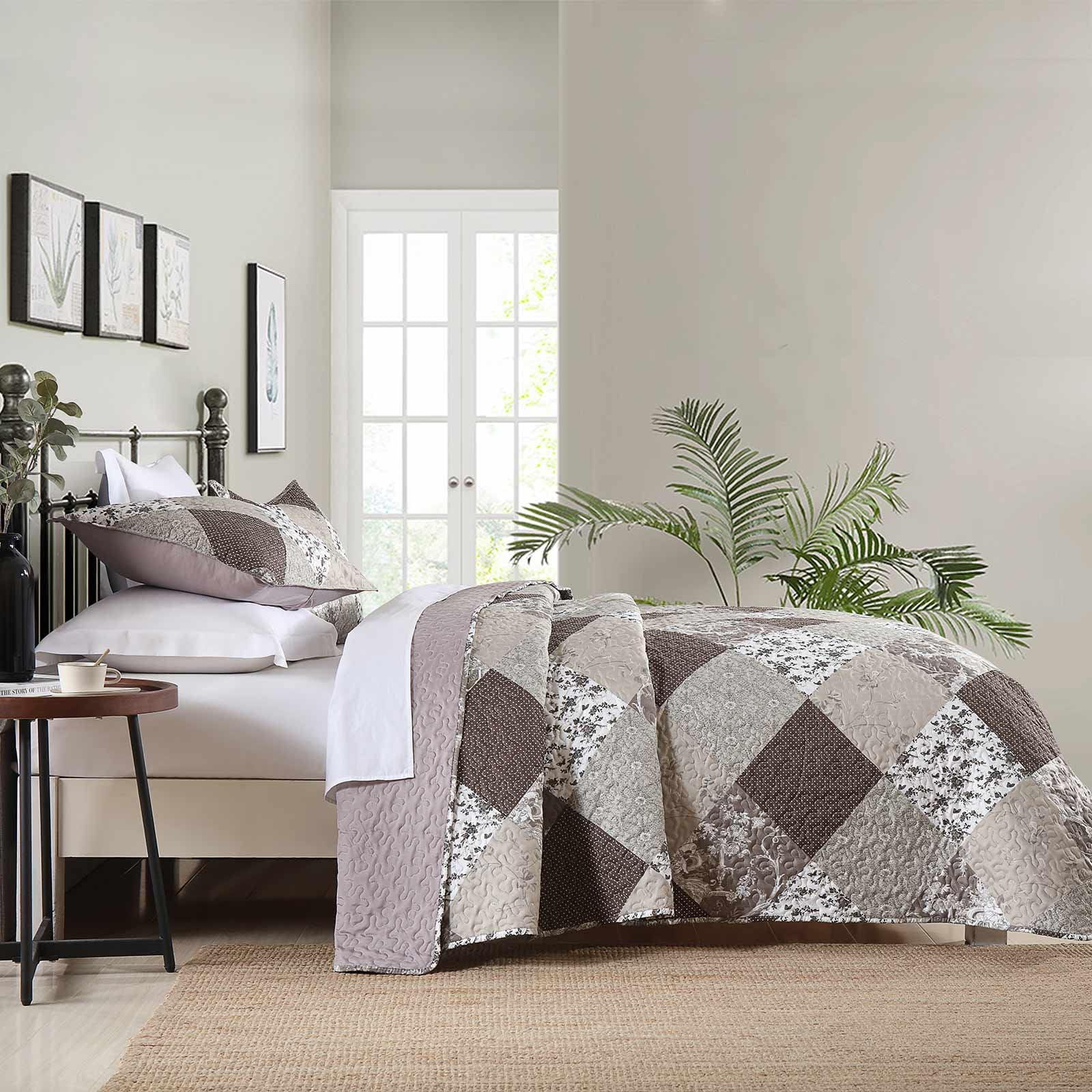 Queen Size Quilt Sets, Greagle 3-Piece Soft Warm Lightweight Bedspread Machine Washable Summer Quilt Bedding Set with Pillow Shams, Brown Plaid Patchwork Print, 90"x90"