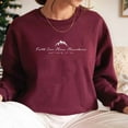 thumbnail image 2 of Camisa de Larga para Mujer con Versículo Bíblico, Sudadera con Estampado " Puede Mover Montañas", Top Informal. Rojo Vino S, 2 of 3