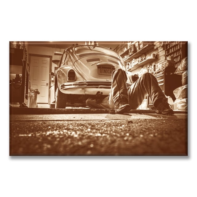 cuadro canva pixtreats listo para colgar tipo galería reparacion de automoviles 40x60 cm — Vista frontal de un cuadro 40x60 cm con marco de madera y lienzo polycotton impreso; imagen multicolor de un taller con la parte trasera de un auto clásico y una persona acostada debajo reparándolo, textura de canvas con tacto tipo pintura de galería, ideal para decorar sala, oficina o taller.