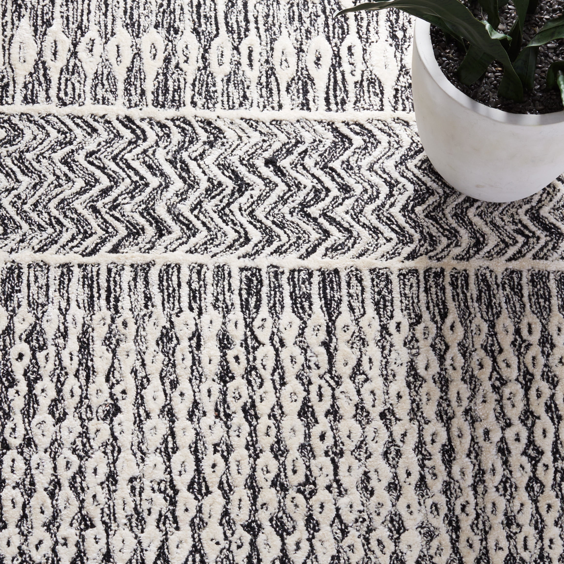 SAFAVIEH Glamour Andreas Geometric Runner Rug, Charcoal/Ivory, 2'3" x 8'