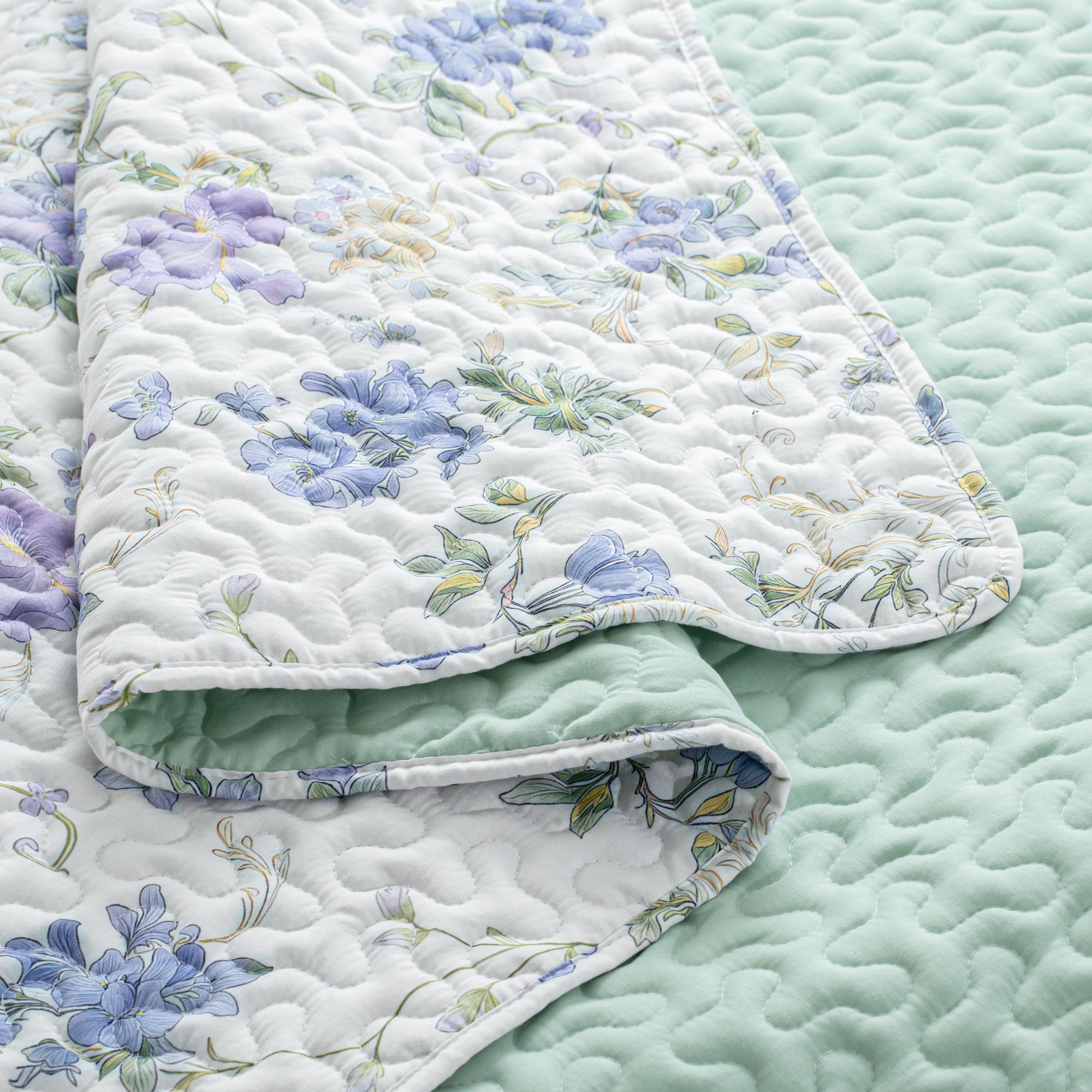 Exclusivo Mezcla Floral Quilt King Size, Faint Yellow King Size Quilt Bedding Set with Purple Floral and Vine Pattern, Reversible Lightweight Bedspreads Coverlets (104"x96")