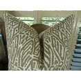 thumbnail image 2 of Plutus Look Tendance Coussin à la Main, (18 "x 18"), 2 of 3
