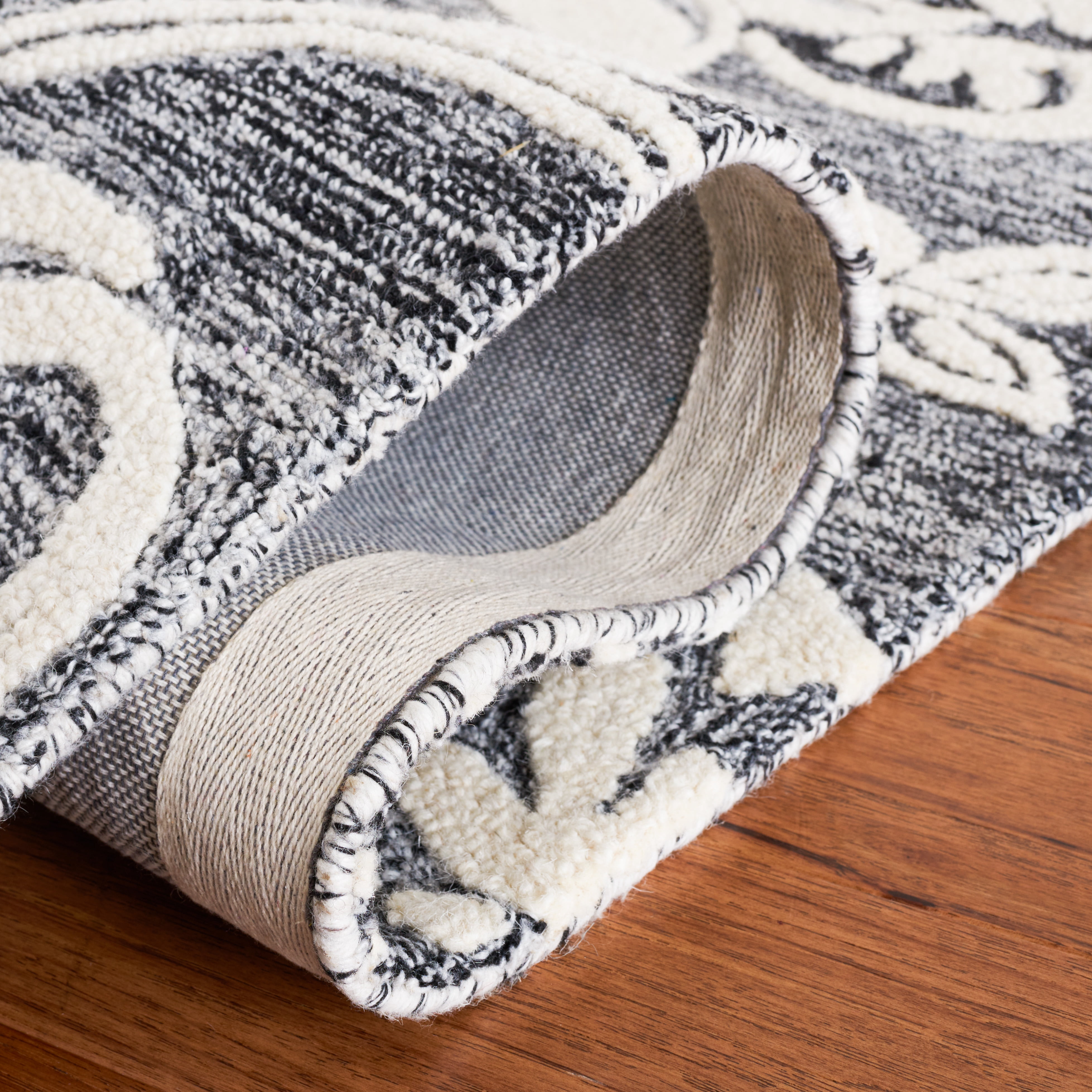 SAFAVIEH Jardin Isidor Floral Area Rug, Black/Ivory, 6' x 9'