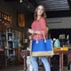thumbnail image 3 of Paquete 35 piezas Bolsa de yute con interior plastificado azul 46 x 32 x 17, 3 of 4